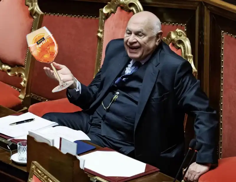 CARLO NORDIO CON UNO SPRITZ - MEME