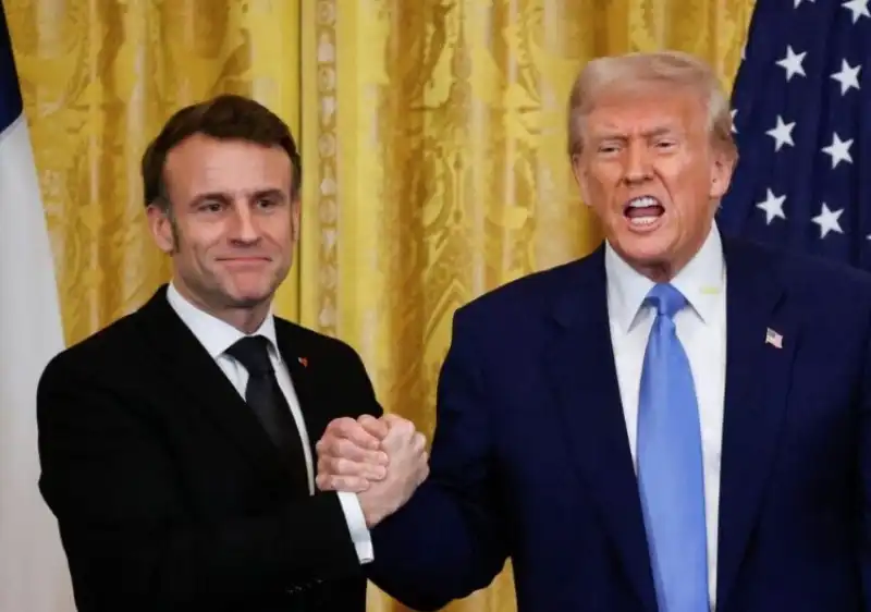 la stretta di mano tra donald trump ed emmanuel macron 2