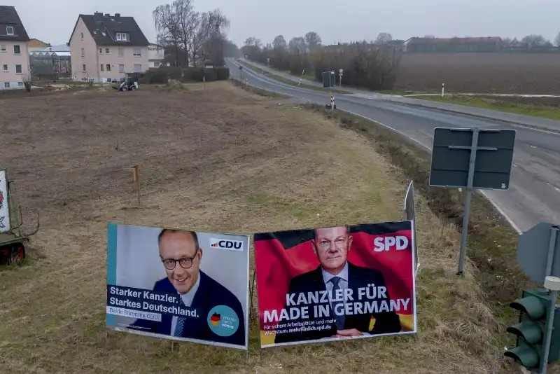 MANIFESTI ELETTORALI DI FRIEDRICH MERZ E OLAF SCHOLZ  - FOTO LAPRESSE