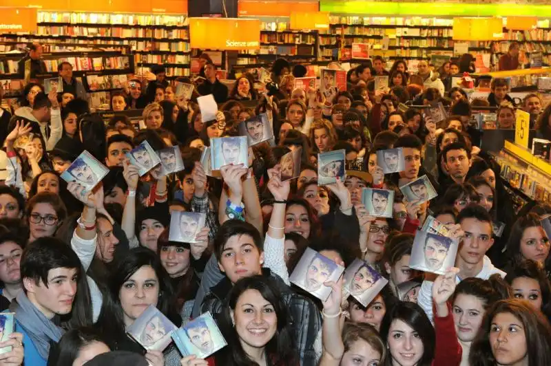 In attesa dell autografo di Marco Mengoni 