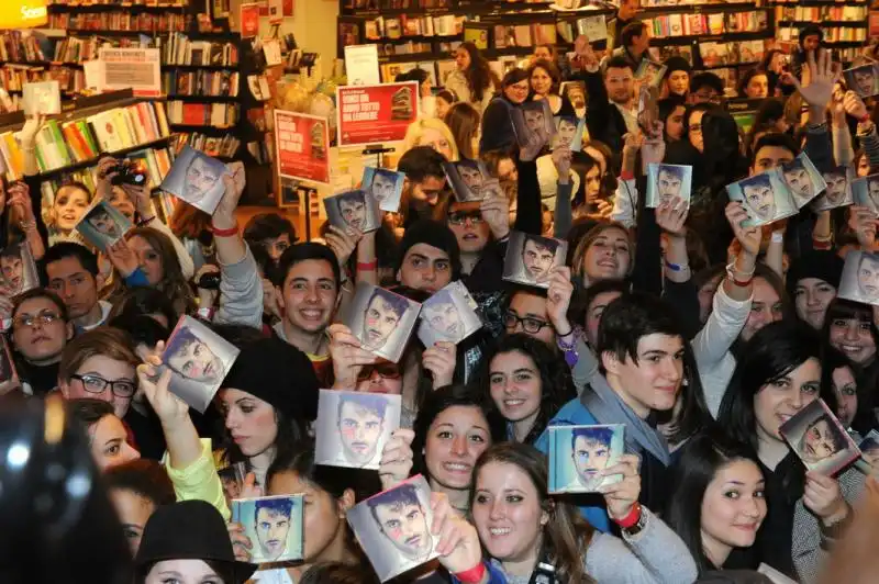 In attesa dell autografo di Marco Mengoni 