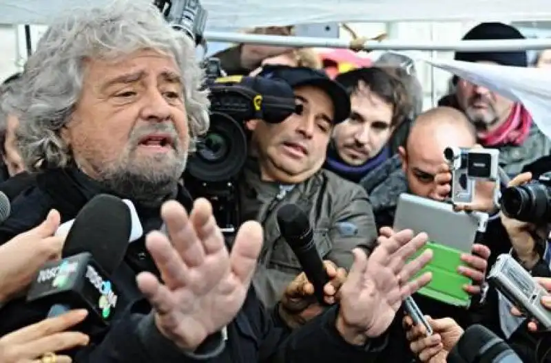 Beppe Grillo tra i cronisti jpeg