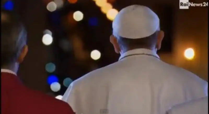 BERGOGLIO SALUTA PIAZZA SAN PIETRO DOPO LELEZIONE 