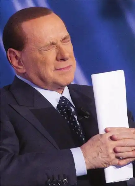 BERLUSCONI CON GLI OCCHI CHIUSI 