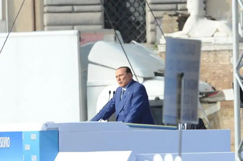 Berlusconi sul palco di piazza del Popolo 