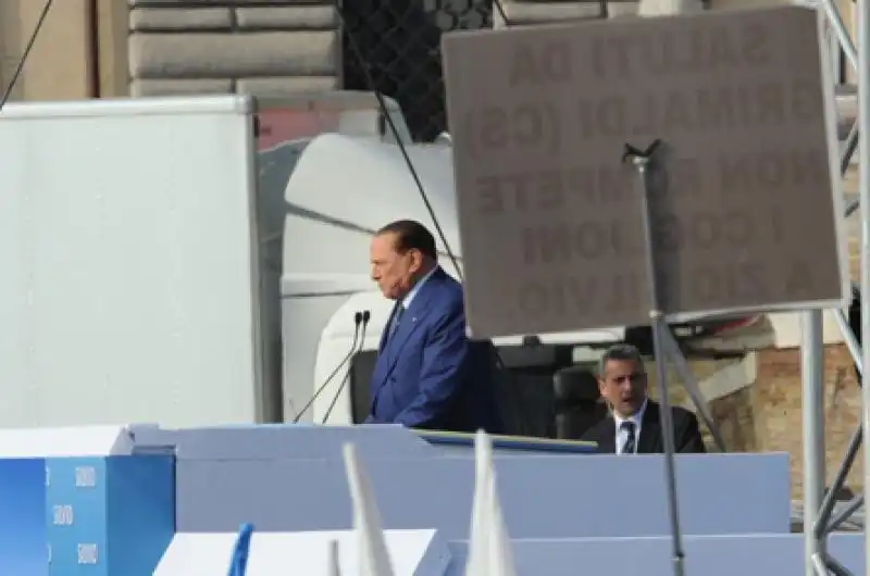 Berlusconi sul palco di piazza del Popolo 