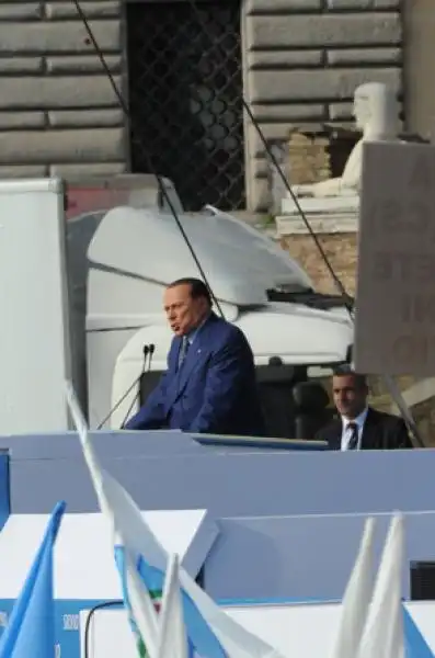 Berlusconi sul palco di piazza del Popolo 