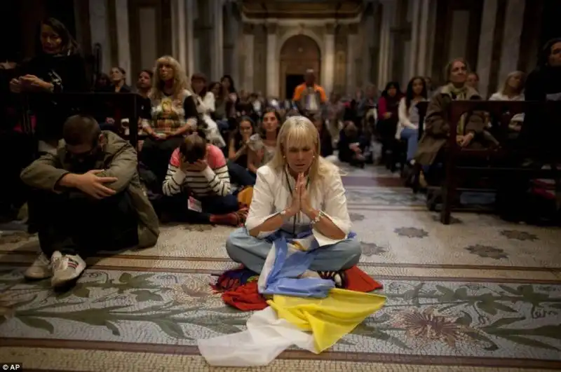 FEDELI A SAN PIETRO PER L INAUGURAZIONE DI PAPA BERGOGLIO 