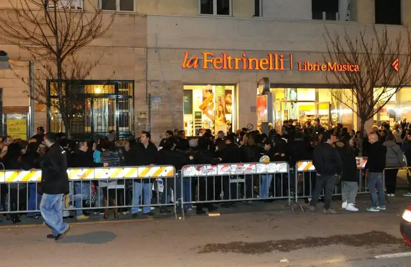 In fila fuori dalla Feltrinelli alle 