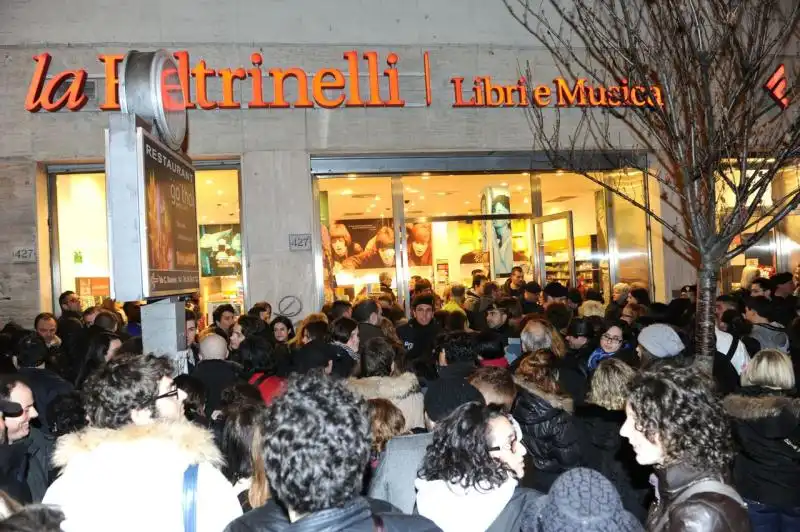 In fila fuori dalla Feltrinelli alle 