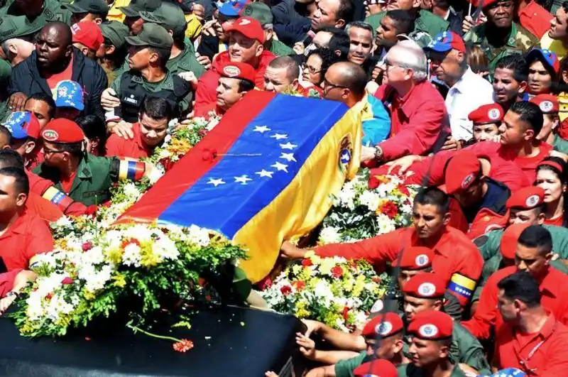 FOLLA ACCOGLIE LA BARA DI CHAVEZ 