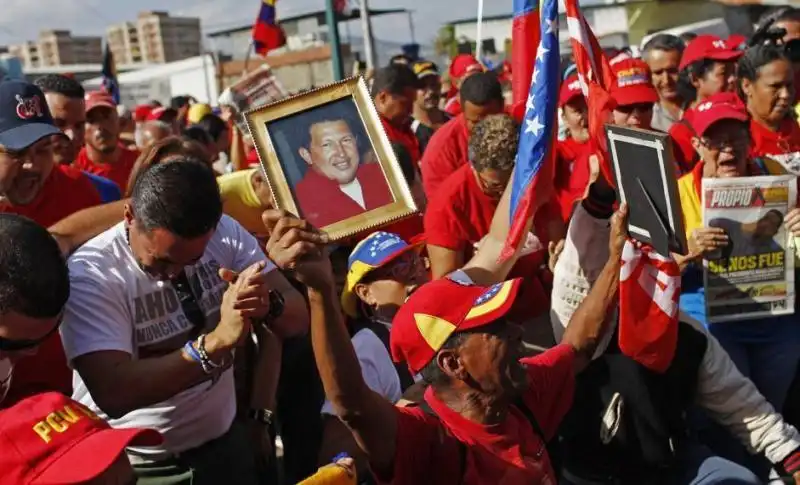 FOLLA ACCOGLIE LA BARA DI CHAVEZ 