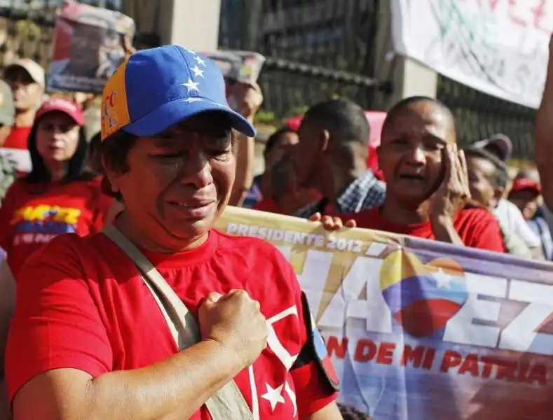 FOLLA ACCOGLIE LA BARA DI CHAVEZ 