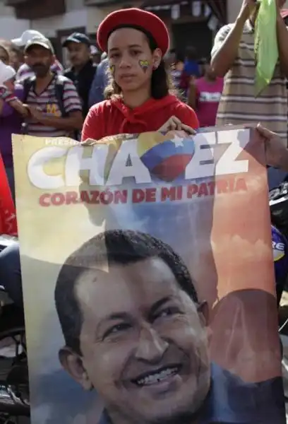 FOLLA ACCOGLIE LA BARA DI CHAVEZ 