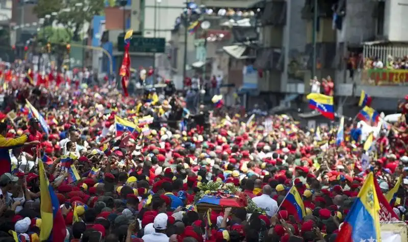 FOLLA ACCOGLIE LA BARA DI CHAVEZ 