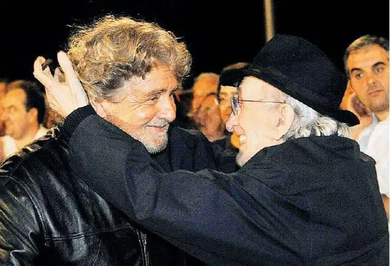 DON GALLO ABBRACCIA BEPPE GRILLO jpeg