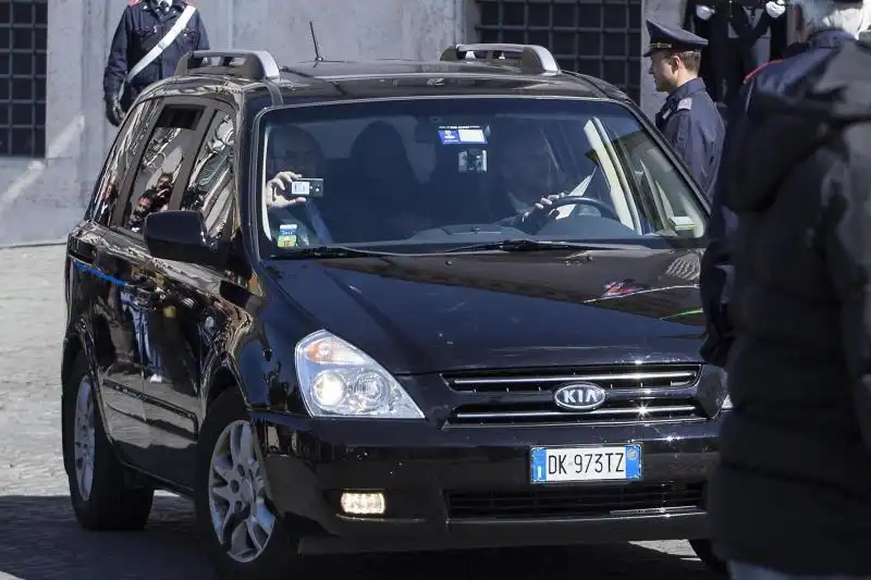 GRILLO AL QUIRINALE SULLA MONOVOLUME KIA CARNIVAL 