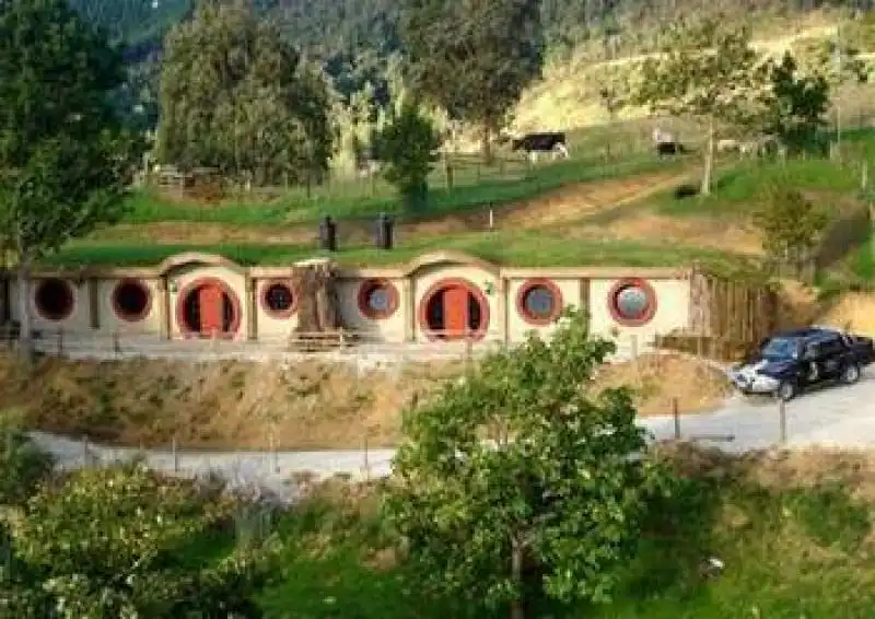 HOBBIT MOTEL 