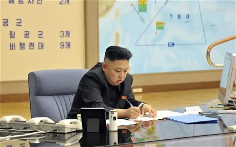 KIM JONG UN AL TAVOLO DELLA GUERRA CON UN MAC IN BELLA VISTA 