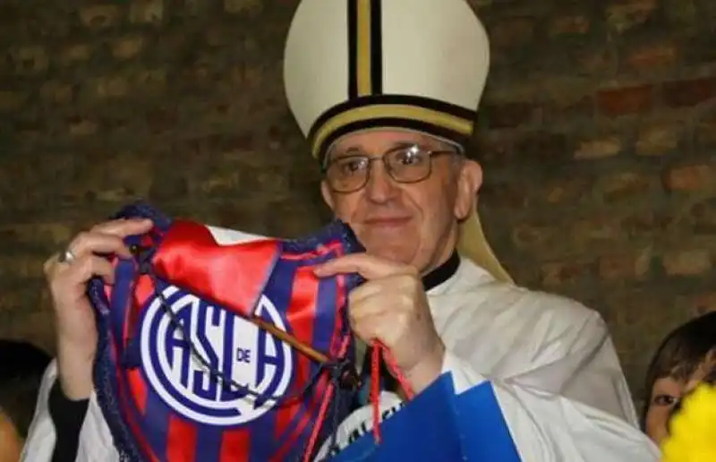 JORGE BERGOGLIO CON LA MAGLIA DEL SAN LORENZO DE ALMAGRO