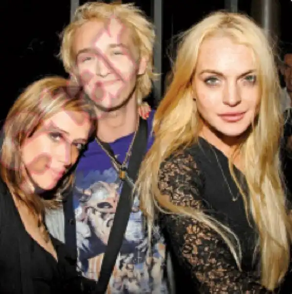 LINDSAY LOHAN, AESHA WAKS E LIAM MCMULLAN