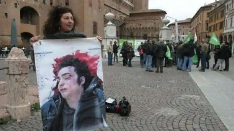 LA MADRE DI ALDROVANDI CON LA FOTO DEL FIGLIO DURANTE IL SIT IN DEI POLIZIOTTI 