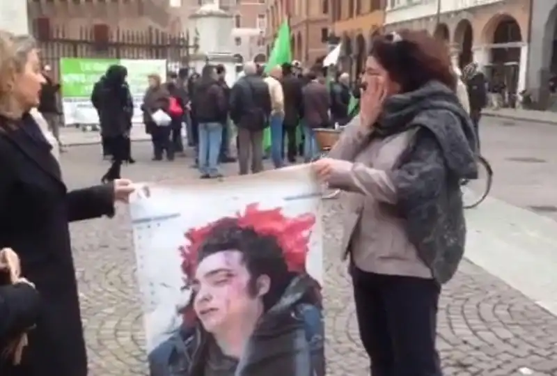 LA MADRE DI ALDROVANDI CON LA FOTO DEL FIGLIO DURANTE IL SIT IN DEI POLIZIOTTI 