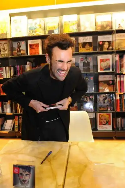 Mengoni autografa 