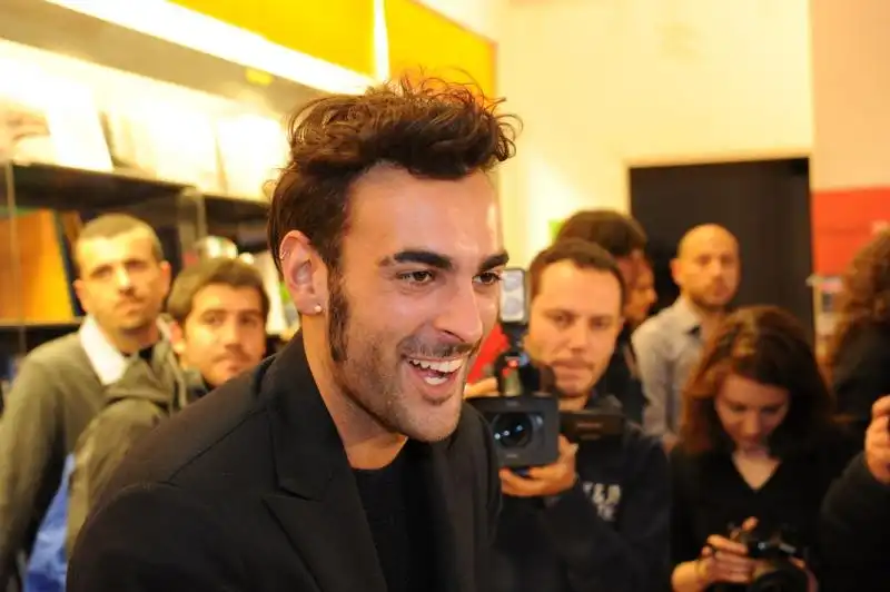 Mengoni saluta i Fans 