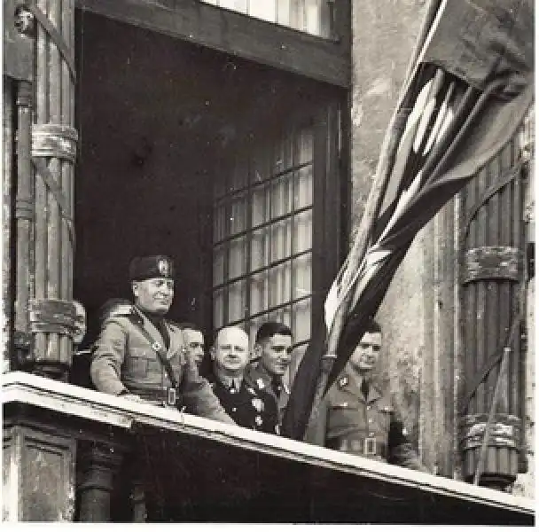 MUSSOLINI SI AFFACCIA DAL BALCONE DI PALAZZO VENEZIA 