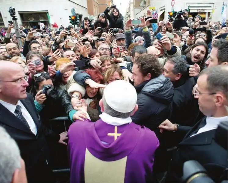 PAPA BERGOGLIO TRA LA FOLLA