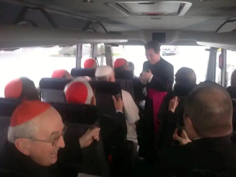 IL PAPA FRANCESCO IN AUTOBUS CON I CARDINALI 