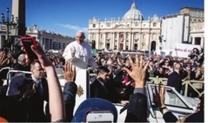 papa francesco in piazza san pietro 