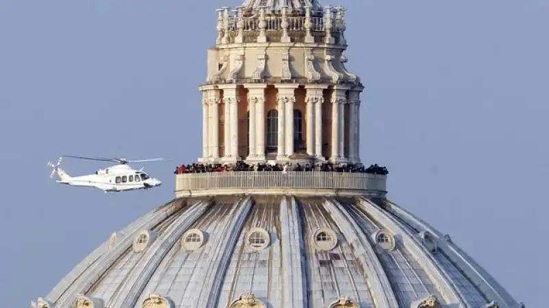 PAPA RATZINGER LASCIA IL VATICANO IN ELICOTTERO 