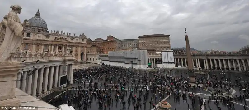 PIAZZA SAN PIETRO ATTESA PER IL NUOVO PAPA 