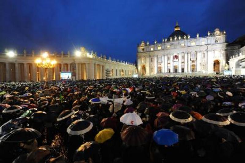 PIAZZA SAN PIETRO ATTESA PER IL NUOVO PAPA