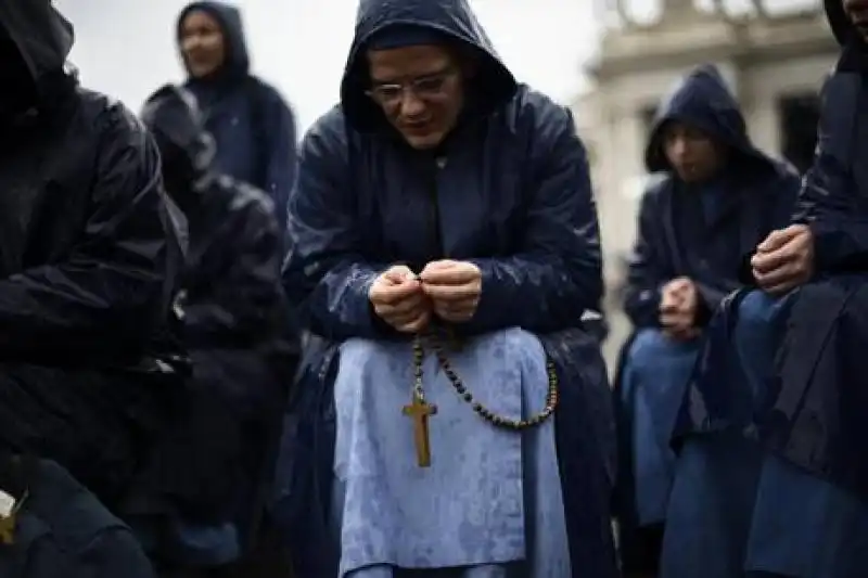 PIAZZA SAN PIETRO ATTESA PER IL NUOVO PAPA 