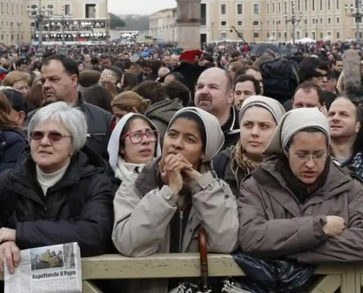 PIAZZA SAN PIETRO ATTESA PER IL NUOVO PAPA 