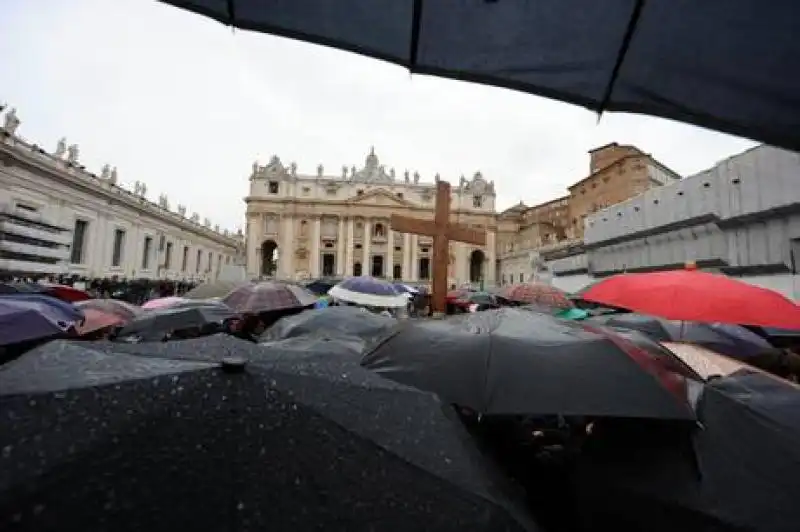 PIAZZA SAN PIETRO ATTESA PER IL NUOVO PAPA 