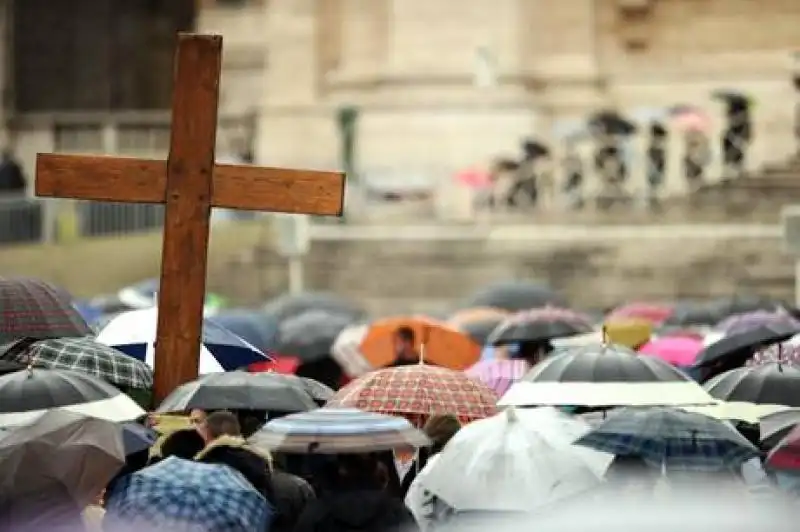 PIAZZA SAN PIETRO ATTESA PER IL NUOVO PAPA 