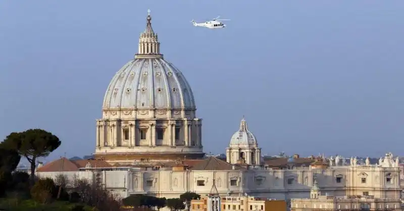 RATZINGER LASCIA IL VATICANO IN ELICOTTERO