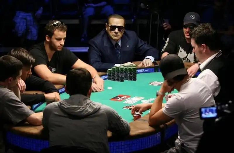 SILVIO BERLUSCONI GIOCATORE DI POKER 