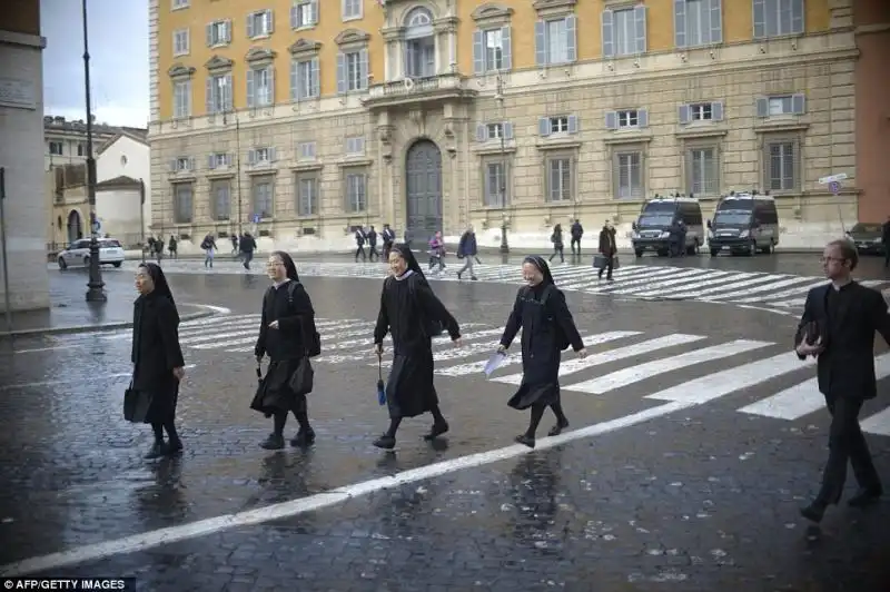 SUORE A PASSEGGIO IN VATICANO 