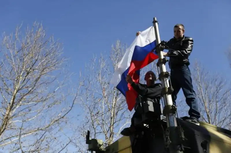 MILITARI RUSSI PRENDONO IL CONTROLLO DELLA CRIMEA 