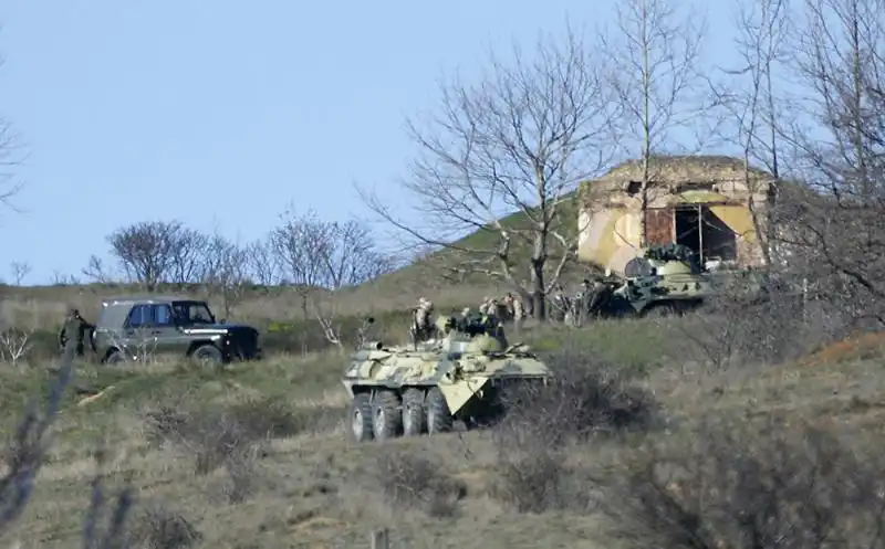 MILITARI RUSSI PRENDONO IL CONTROLLO DELLA CRIMEA 