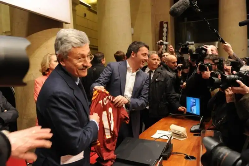 D Alema regala a Renzi la maglietta di Totti 