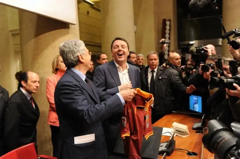 D Alema regala a Renzi la maglietta di Totti 