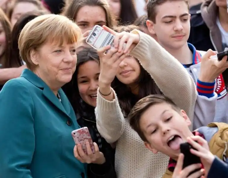 GLI STUDENTI E IL SELFIE CON ANGELA MERKEL 