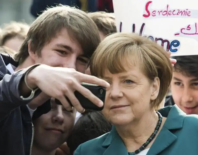 GLI STUDENTI E IL SELFIE CON ANGELA MERKEL 