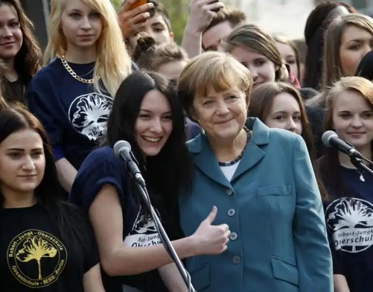 GLI STUDENTI E IL SELFIE CON ANGELA MERKEL 